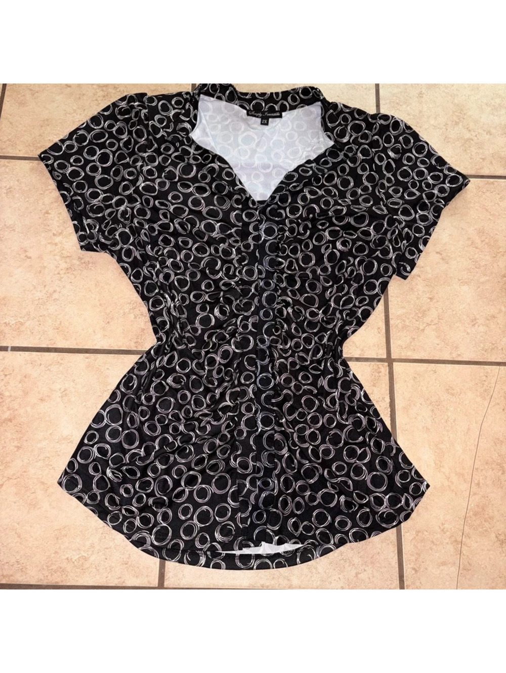 Black and White Y2K 2000’s scrunch and straight middle collared short sleeve